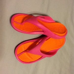 CROCS FLIP FLOP ORANGE/PINK SZ 8